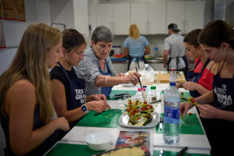Barcelona ‘grandmas’ dish out cooking wisdom. And find nourishment themselves
